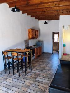 eine Küche mit einem Holztisch und einigen Stühlen in der Unterkunft Lo de Tina II in Florencio Varela