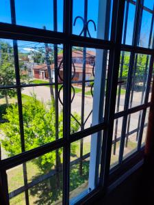 ein Fenster mit Blick auf eine Straße in der Unterkunft Lo de Tina II in Florencio Varela
