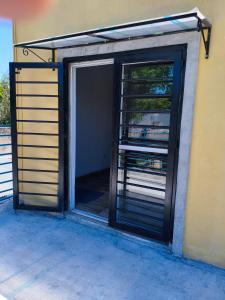 eine offene Tür eines Gebäudes mit einer Glasschiebetür in der Unterkunft Lo de Tina II in Florencio Varela