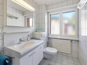 Vannituba majutusasutuses Apartment Vermala Soleil B 13 by Interhome