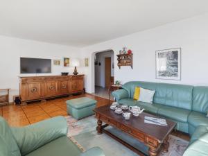 Televiisor ja/või meelelahutuskeskus majutusasutuses Apartment Vermala Soleil B 13 by Interhome