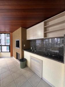 Η κουζίνα ή μικρή κουζίνα στο 3 bedroom apartment, with 1 suite, Meia Praia 190m from the sea!