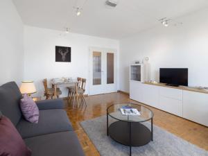 Μια τηλεόραση ή/και κέντρο ψυχαγωγίας στο Apartment Marigny Dent-Blanche 25 by Interhome