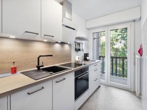 Η κουζίνα ή μικρή κουζίνα στο Apartment Marigny Dent-Blanche 25 by Interhome