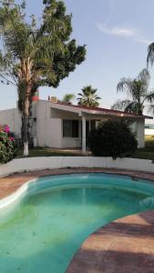 a swimming pool in front of a house at Hotel en Tequesquitengo Gran Horizonte in Tequesquitengo +25 photos