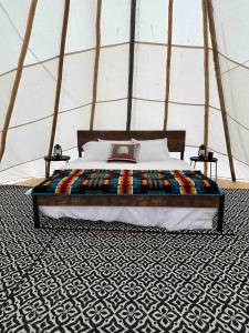 Ένα ή περισσότερα κρεβάτια σε δωμάτιο στο Experience Pet-Friendly Perfection: Classic Tipi Glamping Near Wind River Mountains, WY