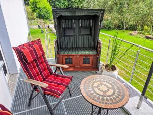 eine Veranda mit zwei Stühlen und einem Tisch in der Unterkunft Apartment Lindenstraße-1 by Interhome in Wöbbel