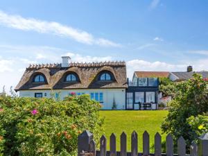VejbyにあるHoliday Home Susan - 20m from the sea by Interhomeの大白屋根