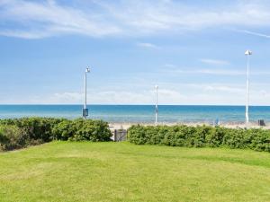 VejbyにあるHoliday Home Susan - 20m from the sea by Interhomeのビーチと海の景色を望めます。