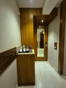 una camera con cucina con bancone e specchio di HOTEL KAVERI , a boutique hotel a Zirakpur