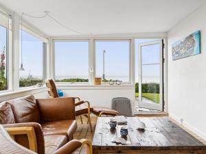 VejbyにあるHoliday Home Susan - 20m from the sea by Interhomeのテーブルと椅子と窓のあるリビングルーム +22枚の写真