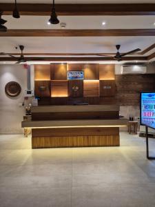 una sala d'attesa con tv e atrio di HOTEL KAVERI , a boutique hotel a Zirakpur