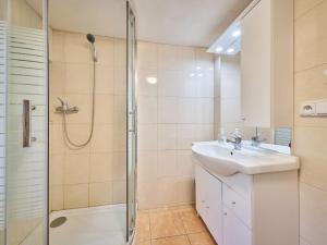 Koupelna v ubytování Holiday Home Chalupa u Tety Bystré by Interhome