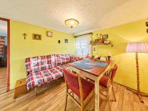 Posezení v ubytování Holiday Home Chalupa u Tety Bystré by Interhome