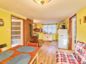 Kuchyň nebo kuchyňský kout v ubytování Holiday Home Chalupa u Tety Bystré by Interhome