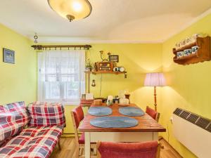 Posezení v ubytování Holiday Home Chalupa u Tety Bystré by Interhome + 29 fotografií