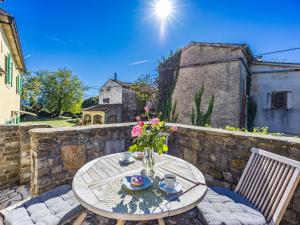 een tafel en stoelen op het terras van een huis bij Holiday Home Franz by Interhome in Potpićan