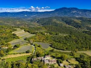 een luchtzicht op een boerderij met bergen op de achtergrond bij Holiday Home Franz by Interhome in Potpićan