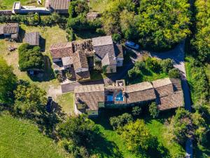 een luchtfoto van een huis met een tuin bij Holiday Home Franz by Interhome in Potpićan