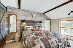 une chambre avec un mur en bois et un lit dans l'établissement Trail Creek 60, à Killington Village 20 autres photos