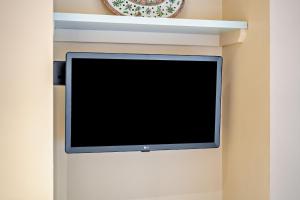 ein Flachbildfernseher, der an einer Wand hängt in der Unterkunft Cub Bedroom Three in Eastdean