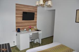 TV a/nebo společenská místnost v ubytování Hotel Saint Germain