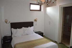 Postel nebo postele na pokoji v ubytování Hotel Saint Germain