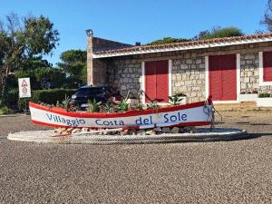 een boot voor een huis bij Welcome to Portoscuso in Portoscuso
