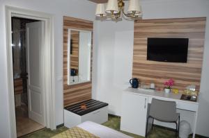TV a/nebo společenská místnost v ubytování Hotel Saint Germain