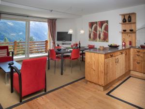 Η κουζίνα ή μικρή κουζίνα στο Apartment Les Combins 30 by Interhome