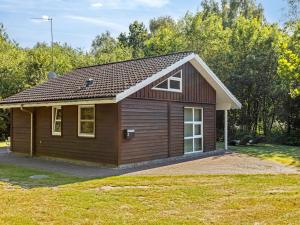 een klein huis met een grote tuin bij Holiday Home Angantir - 4-8km from the sea by Interhome in Byrum