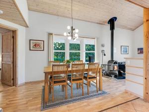 een eetkamer met een houten tafel en stoelen bij Holiday Home Angantir - 4-8km from the sea by Interhome in Byrum +18 foto's