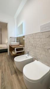 Un baño con un inodoro blanco y un lavabo. en Street316, en Cinisi