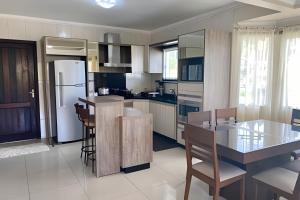 Η κουζίνα ή μικρή κουζίνα στο Great find on Garopaba Beach