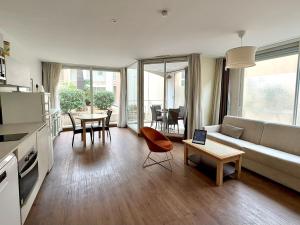 Η κουζίνα ή μικρή κουζίνα στο Lumineux F2 avec terrasse & piscine, Fréjus-Port