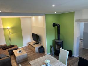 TV a/nebo společenská místnost v ubytování Modernes-Ferienhaus-im-Harz-Naehe-Wernigerode