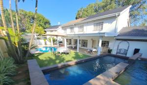 Bazén v ubytování La Barune Guest House nebo v jeho okolí