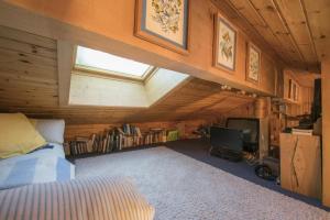 ラ・ズマにあるLes Lupins Apartment | 17のベッドルーム1室(ベッド1台付)、屋根裏部屋(テレビ付)