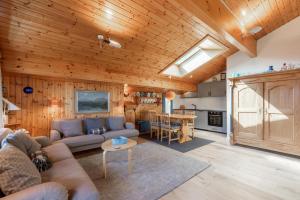 ラ・ズマにあるLes Lupins Apartment | 17のソファとテーブルのあるリビングルーム