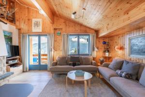 ラ・ズマにあるLes Lupins Apartment | 17のソファとテーブルのあるリビングルーム