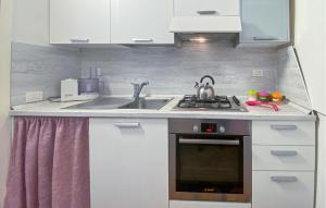 Kuchyň nebo kuchyňský kout v ubytování Stunning Apartment In Murlo With Wifi