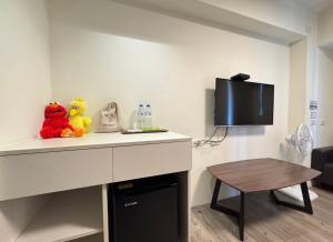 a room with stuffed animals sitting on a counter at 逢甲Cartoon in Hsia-shih-pi +23 photos