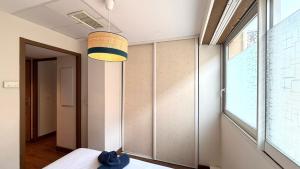 Ένα ή περισσότερα κρεβάτια σε δωμάτιο στο Lumineux F2 avec terrasse & piscine, Fréjus-Port