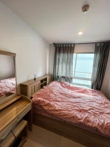 une petite chambre avec un lit et une fenêtre dans l'établissement คอนโดเดอะคิทท์พลัส 113, à Ban Khlong Samrong