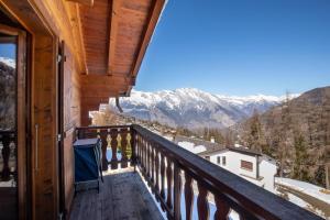 Un balcón con vista a las montañas cubiertas de nieve. en Chalet La Caleche, en La Tzoumaz