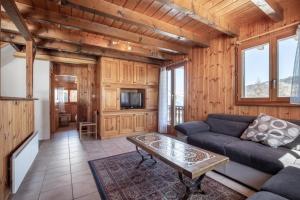 una sala de estar con un sofá y una mesa en Chalet La Caleche, en La Tzoumaz