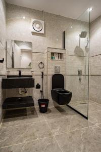 ein Badezimmer mit Waschbecken, Toilette und Dusche in der Unterkunft 402 Elegant Studio with Self Check-in Al-Salmaniyah Neighborhood in Riad