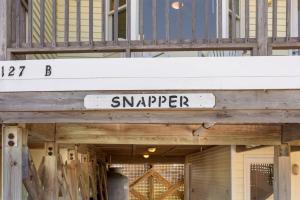 een bord met de tekst swapyer voor een gebouw bij CAC-18B - Snapper in Buxton