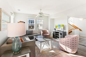 een woonkamer met een bank en een tafel bij CAC-18B - Snapper in Buxton