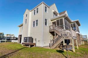 een groot wit huis met een terras en een bank bij CAC-18B - Snapper in Buxton